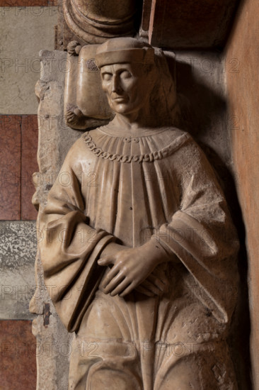 Modena, Duomo, interno, navata destra: monumento funerario dedicato a Francesco Molza; di Bartolomeo Spani, 1516. Marmo di Carrara, marmo proconnesio, pietra d'Istria e rosso ammonitico.

[ENG]
Modena, Cathedral, interior, right aisle: funerary monument dedicated to Francesco Molza; Bartolomeo Spani, 1516. Carrara marble, Proconnesian marble, Istrian stone and red ammonitic stone.