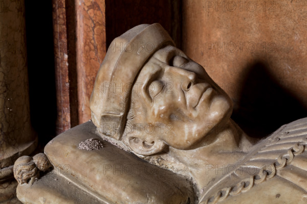 Modena, Duomo, interno, navata destra: monumento funerario dedicato a Francesco Molza; di Bartolomeo Spani, 1516. Marmo di Carrara, marmo proconnesio, pietra d'Istria e rosso ammonitico.

[ENG]
Modena, Cathedral, interior, right aisle: funerary monument dedicated to Francesco Molza; Bartolomeo Spani, 1516. Carrara marble, Proconnesian marble, Istrian stone and red ammonitic stone.
