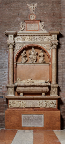 Modena, Duomo, interno, navata destra: monumento funerario dedicato a Francesco Molza; di Bartolomeo Spani, 1516. Marmo di Carrara, marmo proconnesio, pietra d'Istria e rosso ammonitico.

[ENG]
Modena, Cathedral, interior, right aisle: funerary monument dedicated to Francesco Molza; Bartolomeo Spani, 1516. Carrara marble, Proconnesian marble, Istrian stone and red ammonitic stone.
Duomo, Modena (MO), Emilia Romagna, Italia - Italy