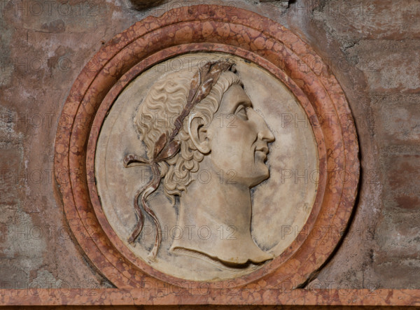 Modena, Duomo, interno, navata destra: monumento funerario dedicato a Francesco Molza; di Bartolomeo Spani, 1516. Marmo di Carrara, marmo proconnesio, pietra d'Istria e rosso ammonitico.

[ENG]
Modena, Cathedral, interior, right aisle: funerary monument dedicated to Francesco Molza; Bartolomeo Spani, 1516. Carrara marble, Proconnesian marble, Istrian stone and red ammonitic stone.
Duomo, Modena (MO), Emilia Romagna, Italia - Italy