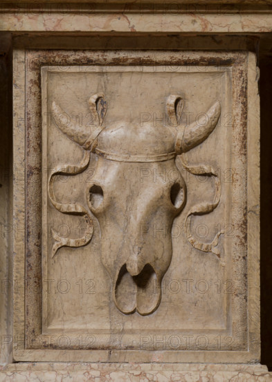 Modena, Duomo, interno, navata destra: monumento funerario dedicato a Francesco Molza; di Bartolomeo Spani, 1516. Marmo di Carrara, marmo proconnesio, pietra d'Istria e rosso ammonitico.

[ENG]
Modena, Cathedral, interior, right aisle: funerary monument dedicated to Francesco Molza; Bartolomeo Spani, 1516. Carrara marble, Proconnesian marble, Istrian stone and red ammonitic stone.
Duomo, Modena (MO), Emilia Romagna, Italia - Italy