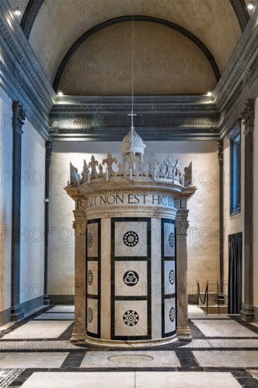 Il Tempietto del Santo Sepolcro, monumento funebre di Firenze, conservato nella cappella del Santo Sepolcro che è l'unica parte ancora consacrata della ex-chiesa di San Pancrazio. 
Nel tempietto è sepolto Giovanni di Paolo Rucellai e l'architettura è opera di Leon Battista Alberti. La forma del tempietto, che fu costruito tra il 1457 e il 1467,  è ispirata, in scala, al Santo Sepolcro di Gerusalemme. Le tarsie marmoree della decorazione esterna si rifanno alla tradizione romanica fiorentina.
Su una pianta rettangolare, impostata sul rapporto aureo, si alzano le pareti scandite da paraste corinzie scanalate e rivestite da pannelli quadrati decorati da tarsie marmoree. Sulla trabeazione corre l'iscrizione, in eleganti caratteri lapidari romani ripresi dai monumenti antichi, di un versetto di Marco. Il coronamento è composto da una merlatura gigliata (in onore probabilmente all'Annunziata a cui la cappella era dedicata) e una lanterna, composta come un tempietto a base circolare, che og...