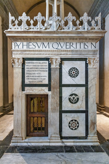 Il Tempietto del Santo Sepolcro, monumento funebre di Firenze, conservato nella cappella del Santo Sepolcro che è l'unica parte ancora consacrata della ex-chiesa di San Pancrazio. 
Nel tempietto è sepolto Giovanni di Paolo Rucellai e l'architettura è opera di Leon Battista Alberti. La forma del tempietto, che fu costruito tra il 1457 e il 1467,  è ispirata, in scala, al Santo Sepolcro di Gerusalemme. Le tarsie marmoree della decorazione esterna si rifanno alla tradizione romanica fiorentina.
Su una pianta rettangolare, impostata sul rapporto aureo, si alzano le pareti scandite da paraste corinzie scanalate e rivestite da pannelli quadrati decorati da tarsie marmoree. Sulla trabeazione corre l'iscrizione, in eleganti caratteri lapidari romani ripresi dai monumenti antichi, di un versetto di Marco. Il coronamento è composto da una merlatura gigliata (in onore probabilmente all'Annunziata a cui la cappella era dedicata) e una lanterna, composta come un tempietto a base circolare, che og...