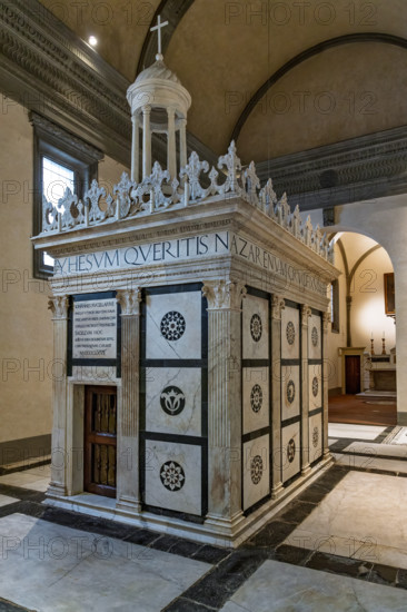 Il Tempietto del Santo Sepolcro, monumento funebre di Firenze, conservato nella cappella del Santo Sepolcro che è l'unica parte ancora consacrata della ex-chiesa di San Pancrazio. 
Nel tempietto è sepolto Giovanni di Paolo Rucellai e l'architettura è opera di Leon Battista Alberti. La forma del tempietto, che fu costruito tra il 1457 e il 1467,  è ispirata, in scala, al Santo Sepolcro di Gerusalemme. Le tarsie marmoree della decorazione esterna si rifanno alla tradizione romanica fiorentina.
Su una pianta rettangolare, impostata sul rapporto aureo, si alzano le pareti scandite da paraste corinzie scanalate e rivestite da pannelli quadrati decorati da tarsie marmoree. Sulla trabeazione corre l'iscrizione, in eleganti caratteri lapidari romani ripresi dai monumenti antichi, di un versetto di Marco. Il coronamento è composto da una merlatura gigliata (in onore probabilmente all'Annunziata a cui la cappella era dedicata) e una lanterna, composta come un tempietto a base circolare, che og...