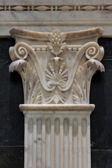 Il Tempietto del Santo Sepolcro, monumento funebre di Firenze, conservato nella cappella del Santo Sepolcro che è l'unica parte ancora consacrata della ex-chiesa di San Pancrazio. 
Particolare di una parasta corinzia.
Nel tempietto è sepolto Giovanni di Paolo Rucellai e l'architettura è opera di Leon Battista Alberti. La forma del tempietto, che fu costruito tra il 1457 e il 1467,  è ispirata, in scala, al Santo Sepolcro di Gerusalemme. Le tarsie marmoree della decorazione esterna si rifanno alla tradizione romanica fiorentina.
Su una pianta rettangolare, impostata sul rapporto aureo, si alzano le pareti scandite da paraste corinzie scanalate e rivestite da pannelli quadrati decorati da tarsie marmoree. Sulla trabeazione corre l'iscrizione, in eleganti caratteri lapidari romani ripresi dai monumenti antichi, di un versetto di Marco. Il coronamento è composto da una merlatura gigliata (in onore probabilmente all'Annunziata a cui la cappella era dedicata) e una lanterna, composta come...