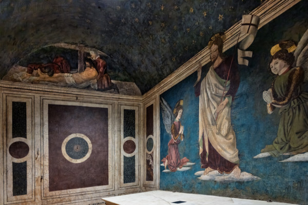 Il Tempietto del Santo Sepolcro, monumento funebre di Firenze, conservato nella cappella del Santo Sepolcro che è l'unica parte ancora consacrata della ex-chiesa di San Pancrazio. 
Nel tempietto è sepolto Giovanni di Paolo Rucellai e l'architettura è opera di Leon Battista Alberti. La forma del tempietto, che fu costruito tra il 1457 e il 1467,  è ispirata, in scala, al Santo Sepolcro di Gerusalemme. 
Particolare dell’interno con “Resurrezione” di Giovanni da Piamonte.

[ENG]
The Small Temple of the  Holy Sepulchre, a funerary monument in Florence, housed in the Chapel of the Holy Sepulchre, the only remaining consecrated part of the former church of San Pancrazio.
Giovanni di Paolo Rucellai is buried in the temple, and the architecture is by Leon Battista Alberti. It was built between 1457 and 1467. The temple's shape is inspired, in scale, by the Holy Sepulchre in Jerusalem. 
Detail of the interior with “Resurrection” by Giovanni da Piamonte.
Ex-Chiesa di San Pancrazio, Firen...