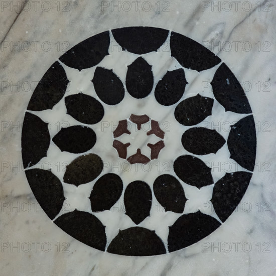 Il Tempietto del Santo Sepolcro, monumento funebre di Firenze, conservato nella cappella del Santo Sepolcro che è l'unica parte ancora consacrata della ex-chiesa di San Pancrazio. 
Nel tempietto è sepolto Giovanni di Paolo Rucellai e l'architettura è opera di Leon Battista Alberti. La forma del tempietto, che fu costruito tra il 1457 e il 1467,  è ispirata, in scala, al Santo Sepolcro di Gerusalemme. Le tarsie marmoree della decorazione esterna si rifanno alla tradizione romanica fiorentina.
Lo stile delle formelle è sobrio ma altamente elegante, con motivi decorativi in marmo bianco e verde ognuno diverso dall'altro. Le decorazioni sono schemi geometrici a base centrale, ispirati al cerchio ed a altre figure geometriche ripetute in schemi simmetrici e regolari. La geometria secondo Alberti induceva a meditare sui misteri della fede.
Particolare di una formella.

[ENG]
The Small Temple of the  Holy Sepulchre, a funerary monument in Florence, housed in the Chapel of the Holy Sepul...