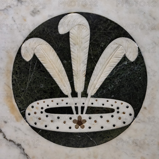 Il Tempietto del Santo Sepolcro, monumento funebre di Firenze, conservato nella cappella del Santo Sepolcro che è l'unica parte ancora consacrata della ex-chiesa di San Pancrazio. 
Nel tempietto è sepolto Giovanni di Paolo Rucellai e l'architettura è opera di Leon Battista Alberti. La forma del tempietto, che fu costruito tra il 1457 e il 1467,  è ispirata, in scala, al Santo Sepolcro di Gerusalemme. Le tarsie marmoree della decorazione esterna si rifanno alla tradizione romanica fiorentina.
Lo stile delle formelle è sobrio ma altamente elegante, con motivi decorativi in marmo bianco e verde ognuno diverso dall'altro. Le decorazioni sono schemi geometrici a base centrale, ispirati al cerchio ed a altre figure geometriche ripetute in schemi simmetrici e regolari. La geometria secondo Alberti induceva a meditare sui misteri della fede.
Particolare di una formella dedicata all’impresa personale di Cosimo il vecchio.

[ENG]
The Small Temple of the  Holy Sepulchre, a funerary monument...