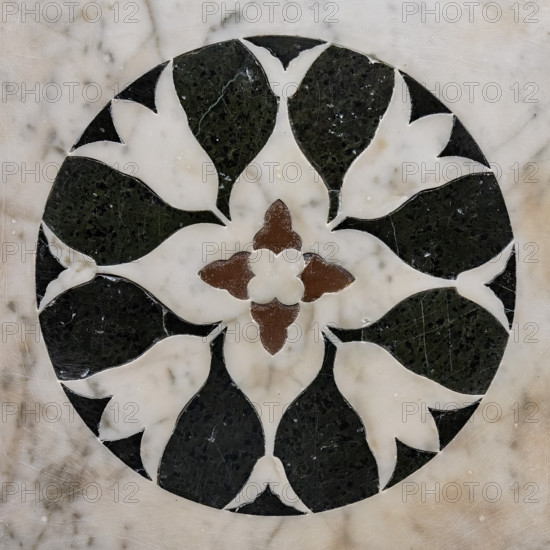 Il Tempietto del Santo Sepolcro, monumento funebre di Firenze, conservato nella cappella del Santo Sepolcro che è l'unica parte ancora consacrata della ex-chiesa di San Pancrazio. 
Nel tempietto è sepolto Giovanni di Paolo Rucellai e l'architettura è opera di Leon Battista Alberti. La forma del tempietto, che fu costruito tra il 1457 e il 1467,  è ispirata, in scala, al Santo Sepolcro di Gerusalemme. Le tarsie marmoree della decorazione esterna si rifanno alla tradizione romanica fiorentina.
Lo stile delle formelle è sobrio ma altamente elegante, con motivi decorativi in marmo bianco e verde ognuno diverso dall'altro. Le decorazioni sono schemi geometrici a base centrale, ispirati al cerchio ed a altre figure geometriche ripetute in schemi simmetrici e regolari. La geometria secondo Alberti induceva a meditare sui misteri della fede.
Particolare di una formella.

[ENG]
The Small Temple of the  Holy Sepulchre, a funerary monument in Florence, housed in the Chapel of the Holy Sepul...