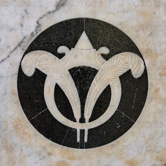 Il Tempietto del Santo Sepolcro, monumento funebre di Firenze, conservato nella cappella del Santo Sepolcro che è l'unica parte ancora consacrata della ex-chiesa di San Pancrazio. 
Nel tempietto è sepolto Giovanni di Paolo Rucellai e l'architettura è opera di Leon Battista Alberti. La forma del tempietto, che fu costruito tra il 1457 e il 1467,  è ispirata, in scala, al Santo Sepolcro di Gerusalemme. Le tarsie marmoree della decorazione esterna si rifanno alla tradizione romanica fiorentina.
Lo stile delle formelle è sobrio ma altamente elegante, con motivi decorativi in marmo bianco e verde ognuno diverso dall'altro. Le decorazioni sono schemi geometrici a base centrale, ispirati al cerchio ed a altre figure geometriche ripetute in schemi simmetrici e regolari. La geometria secondo Alberti induceva a meditare sui misteri della fede.
Particolare di una formella dedicata a un’impresa personale di Piero de' medici il gottoso.

[ENG]
The Small Temple of the  Holy Sepulchre, a funera...