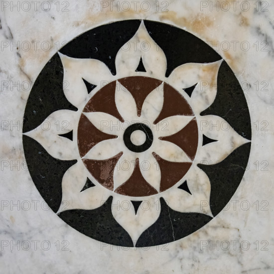 Il Tempietto del Santo Sepolcro, monumento funebre di Firenze, conservato nella cappella del Santo Sepolcro che è l'unica parte ancora consacrata della ex-chiesa di San Pancrazio. 
Nel tempietto è sepolto Giovanni di Paolo Rucellai e l'architettura è opera di Leon Battista Alberti. La forma del tempietto, che fu costruito tra il 1457 e il 1467,  è ispirata, in scala, al Santo Sepolcro di Gerusalemme. Le tarsie marmoree della decorazione esterna si rifanno alla tradizione romanica fiorentina.
Lo stile delle formelle è sobrio ma altamente elegante, con motivi decorativi in marmo bianco e verde ognuno diverso dall'altro. Le decorazioni sono schemi geometrici a base centrale, ispirati al cerchio ed a altre figure geometriche ripetute in schemi simmetrici e regolari. La geometria secondo Alberti induceva a meditare sui misteri della fede.
Particolare di una formella.

[ENG]
The Small Temple of the  Holy Sepulchre, a funerary monument in Florence, housed in the Chapel of the Holy Sepul...