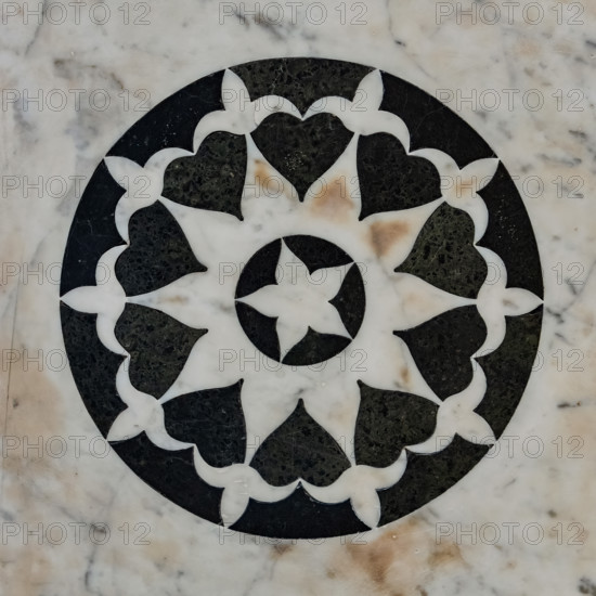 Il Tempietto del Santo Sepolcro, monumento funebre di Firenze, conservato nella cappella del Santo Sepolcro che è l'unica parte ancora consacrata della ex-chiesa di San Pancrazio. 
Nel tempietto è sepolto Giovanni di Paolo Rucellai e l'architettura è opera di Leon Battista Alberti. La forma del tempietto, che fu costruito tra il 1457 e il 1467,  è ispirata, in scala, al Santo Sepolcro di Gerusalemme. Le tarsie marmoree della decorazione esterna si rifanno alla tradizione romanica fiorentina.
Lo stile delle formelle è sobrio ma altamente elegante, con motivi decorativi in marmo bianco e verde ognuno diverso dall'altro. Le decorazioni sono schemi geometrici a base centrale, ispirati al cerchio ed a altre figure geometriche ripetute in schemi simmetrici e regolari. La geometria secondo Alberti induceva a meditare sui misteri della fede.
Particolare di una formella.

[ENG]
The Small Temple of the  Holy Sepulchre, a funerary monument in Florence, housed in the Chapel of the Holy Sepul...