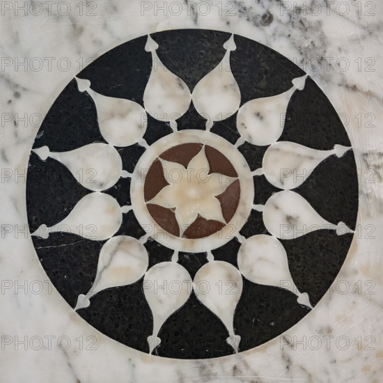 Il Tempietto del Santo Sepolcro, monumento funebre di Firenze, conservato nella cappella del Santo Sepolcro che è l'unica parte ancora consacrata della ex-chiesa di San Pancrazio. 
Nel tempietto è sepolto Giovanni di Paolo Rucellai e l'architettura è opera di Leon Battista Alberti. La forma del tempietto, che fu costruito tra il 1457 e il 1467,  è ispirata, in scala, al Santo Sepolcro di Gerusalemme. Le tarsie marmoree della decorazione esterna si rifanno alla tradizione romanica fiorentina.
Lo stile delle formelle è sobrio ma altamente elegante, con motivi decorativi in marmo bianco e verde ognuno diverso dall'altro. Le decorazioni sono schemi geometrici a base centrale, ispirati al cerchio ed a altre figure geometriche ripetute in schemi simmetrici e regolari. La geometria secondo Alberti induceva a meditare sui misteri della fede.
Particolare di una formella.

[ENG]
The Small Temple of the  Holy Sepulchre, a funerary monument in Florence, housed in the Chapel of the Holy Sepul...