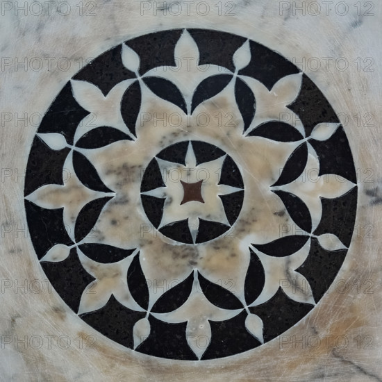 Il Tempietto del Santo Sepolcro, monumento funebre di Firenze, conservato nella cappella del Santo Sepolcro che è l'unica parte ancora consacrata della ex-chiesa di San Pancrazio. 
Nel tempietto è sepolto Giovanni di Paolo Rucellai e l'architettura è opera di Leon Battista Alberti. La forma del tempietto, che fu costruito tra il 1457 e il 1467,  è ispirata, in scala, al Santo Sepolcro di Gerusalemme. Le tarsie marmoree della decorazione esterna si rifanno alla tradizione romanica fiorentina.
Lo stile delle formelle è sobrio ma altamente elegante, con motivi decorativi in marmo bianco e verde ognuno diverso dall'altro. Le decorazioni sono schemi geometrici a base centrale, ispirati al cerchio ed a altre figure geometriche ripetute in schemi simmetrici e regolari. La geometria secondo Alberti induceva a meditare sui misteri della fede.
Particolare di una formella.

[ENG]
The Small Temple of the  Holy Sepulchre, a funerary monument in Florence, housed in the Chapel of the Holy Sepul...