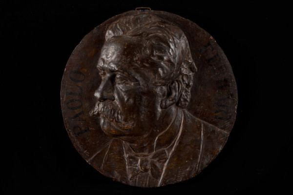 Collezione Assicoop Unipol, inv. n° 916: 
Maria Capello (1878 - 1966); “Ritratto di Paolo Ferrari” (rilievo tondo in gesso, diametro cm. 54).

[ENG]
Maria Capello (1878-1966); “Portrait of Paolo Ferrari” (round plaster relief, diameter 54 cm).
Collezione Assicoop - Unipol, Modena (MO), Emilia Romagna, Italia - Italy