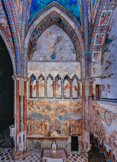 Assisi, Basilica superiore di San Francesco, transetto meridionale: veduta della parete est, con la grande “Crocifissione” affrescata da Cimabue (Cenni di Pepo 1277-1283?).


[ENG]
Assisi, Upper Basilica of Saint Francis, southern transept: view of the east wall, with the large “Crucifixion” frescoed by Cimabue (Cenni di Pepo 1277-1283?).
Basilica superiore di San France, Assisi (PG), Umbria, Italia - Italy