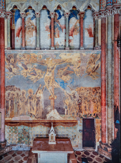 Assisi, Basilica superiore di San Francesco, transetto meridionale, parete est: veduta della grande Crocifissione del registro mediano con gerarchie angeliche. Affreschi di Cimabue (Cenni di Pepo 1277-1283?).


[ENG]
Assisi, Upper Basilica of Saint Francis, southern transept, east wall: view of the large  “Crucifixion” of the middle register with angelic hierarchies. Frescoes by Cimabue (Cenni di Pepo 1277-1283?).
Basilica superiore di San France, Assisi (PG), Umbria, Italia - Italy