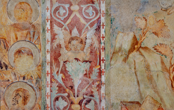 Assisi, Basilica superiore di San Francesco, transetto meridionale, parete sud: particolare del fregio decorativo tra la prima e la seconda scena delle Visioni apocalittiche. Affreschi di Cimabue (Cenni di Pepo 1277-1283?) e bottega.

[ENG]
Assisi, Upper Basilica of Saint Francis, the southern transept, the southern wall: detail of the decorative frieze between the first and second scenes of the Apocalyptic Visions.
 Frescoes by Cimabue (Cenni di Pepo 1277-1283?) and workshop.
Basilica di San Francesco, Assisi (PG), Umbria, Italia - Italy