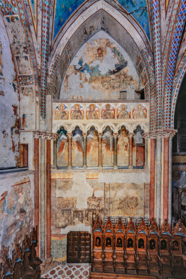 Assisi, Basilica superiore di San Francesco, transetto meridionale: veduta della parete ovest, con “Visioni apocalittiche” nel registro inferiore e teoria di angeli e arcangeli nel registro mediano. Nel registro superiore: “San Michele e il drago” (o Potenze e virtù?).
Affreschi di Cimabue (Cenni di Pepo 1277-1283?) e bottega.

[ENG]
Assisi, Upper Basilica of Saint Francis, southern transept: view of the west wall, with “Apocalyptic Visions” in the lower register and a series of angels and archangels in the middle register. In the upper register: “Saint Michael and the Dragon” (or Powers and Virtues?).
Frescoes by Cimabue (Cenni di Pepo 1277-1283?) and workshop.
Basilica di San Francesco, Assisi (PG), Umbria, Italia - Italy