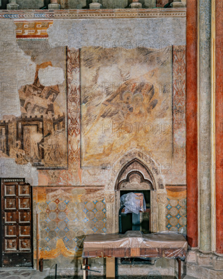Assisi, Basilica superiore di San Francesco, transetto meridionale, parete ovest: “S. Giovanni e l’Angelo”. Affreschi di Cimabue (Cenni di Pepo 1277-1283?) e bottega.

[ENG]
Assisi, Upper Basilica of Saint Francis, southern transept: view of the west wall with “St. John and the Angel”. Frescoes by Cimabue (Cenni di Pepo 1277-1283?) and workshop.
Basilica di San Francesco, Assisi (PG), Umbria, Italia - Italy
