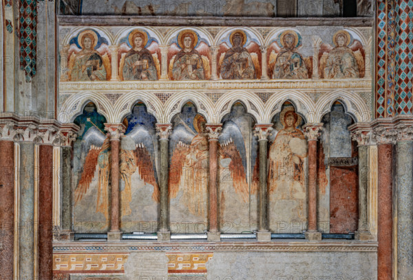 Assisi, Basilica superiore di San Francesco, transetto meridionale, parete ovest, registro mediano: gerarchie angeliche. Affreschi di Cimabue (Cenni di Pepo 1277-1283?).


[ENG]
Assisi, Upper Basilica of Saint Francis, southern transept, west wall, the middle register: angelic hierarchies. Frescoes by Cimabue (Cenni di Pepo 1277-1283?).
Basilica superiore di San France, Assisi (PG), Umbria, Italia - Italy