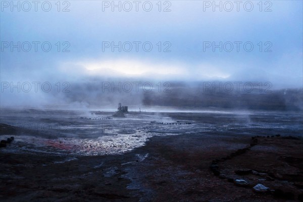 Fumées du geyser El Tatio, désert d'Atacama, Chili et Bolivie