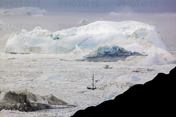 Bateau voguant dans la banquise, baie de Disko, Ilulissat, Groenland