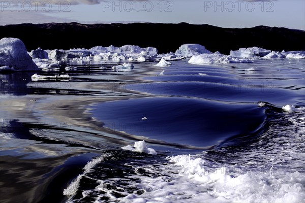 Iceberg et vagues au Groenland