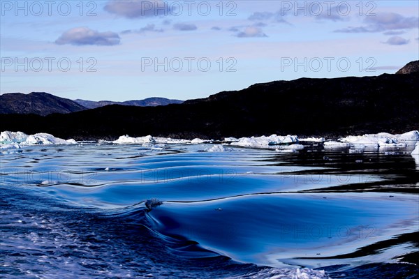 Iceberg et vagues au Groenland