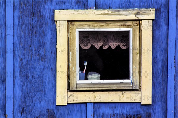 Fenêtre d'un chalet du village Ilulissat, Groenland