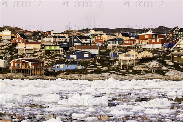 Village d'Ilulissat vu de la banquise, baie de Disko, Groenland