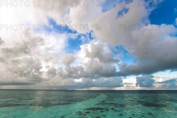 Lever de soleil à Filiteyo, Maldives