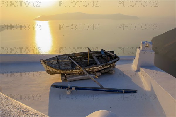 Bateau sur toit, Santorin, Grèce