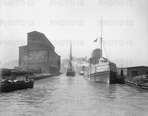 Boats Along Chicago River, Chicago, Illinois, USA, Detroit Publishing Company, 1900