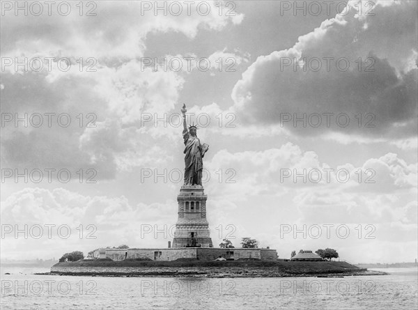 Statue of Liberty, New York Harbor, New York City, New York, USA, Detroit Publishing Company, 1905