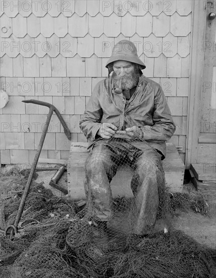 Fisherman Mending his Nets, Cape Ann, Gloucester, Massachusetts, USA, Detroit Publishing Company, 1905