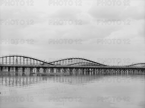 Roller Coaster and Boardwalk, Lake Erie Park and Casino, Toledo, Ohio, USA, Detroit Publishing Company, 1905