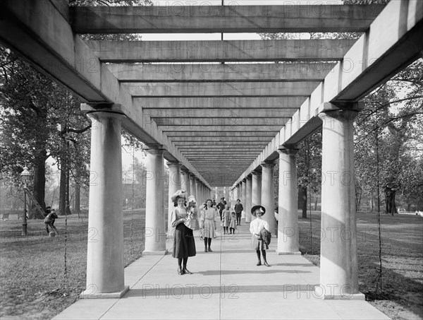 Portrait of Children on Colonnade, Central Park, Louisville, Kentucky, USA, Detroit Publishing Company, 1905