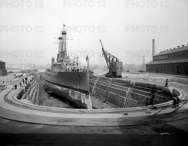 Brooklyn Navy Yard, Dry Dock no. 4, Brooklyn, New York, USA, Detroit Publishing Company, 1915