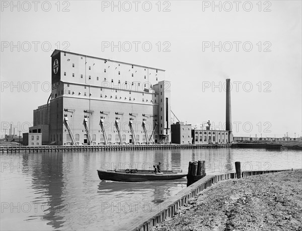 Santa Fe Grain Elevator, Head of Canal, Chicago, Illinois, USA, Detroit Publishing Company, 1915