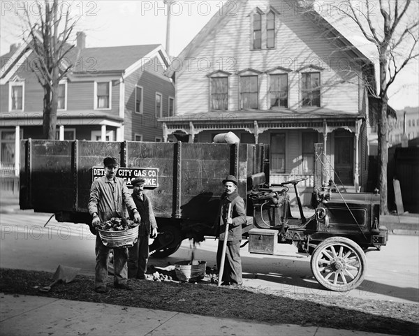 Gas Coke Delivery Wagon and Workers, Detroit City Gas Company, Detroit, Michigan, USA, Detroit Publishing Company, 1915