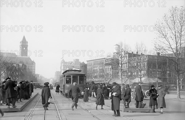 Street Scene, Pennsylvania Avenue, Washington DC, USA, Harris & Ewing, 1916