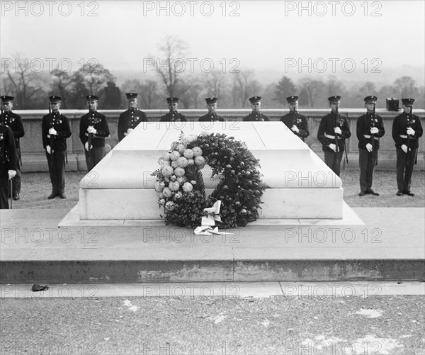 Wreath at Tomb of Unknown Soldier, Armistice Day, Arlington National Cemetery, Arlington, Virginia, USA, Harris & Ewing, 1922