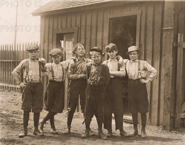 Young Boys on Break at Glass Factory, Saint Louis, Missouri, USA, Lewis Hine, 1910