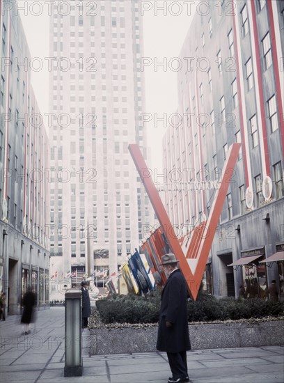 United Nations Exhibit by Office of War Information (OWI), Rockefeller Plaza, View of Entrance from Fifth Avenue, New York City, New York, USA, Marjorie Collins for Office of War Information, March 1943