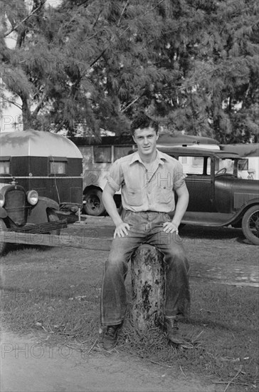 Young Migrant Packinghouse Worker, Belle Glade, Florida, USA, Arthur Rothstein for Farm Security Administration (FSA), January 1937