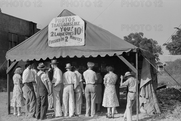 Crowd at Traveling Photographer's Tent, Steele, Missouri, USA, Russell Lee, August 1938