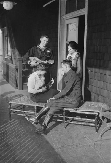 Soldiers on their way Home from World War I and Women Playing Instruments at Canteen, Gould Boathouse, Columbia University, New York City, New York, USA, Bain News Service, 1918