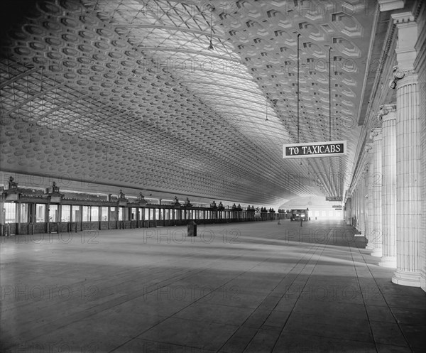 Concourse, Union Station, Washington DC, USA, National Photo Company, 1921