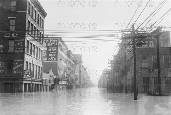 Flooded Street Scene, Cincinnati, Ohio, USA, Bain News Service, March 1913